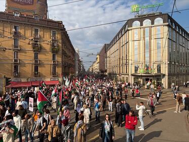 Il corteo anti Israele a Milano 1