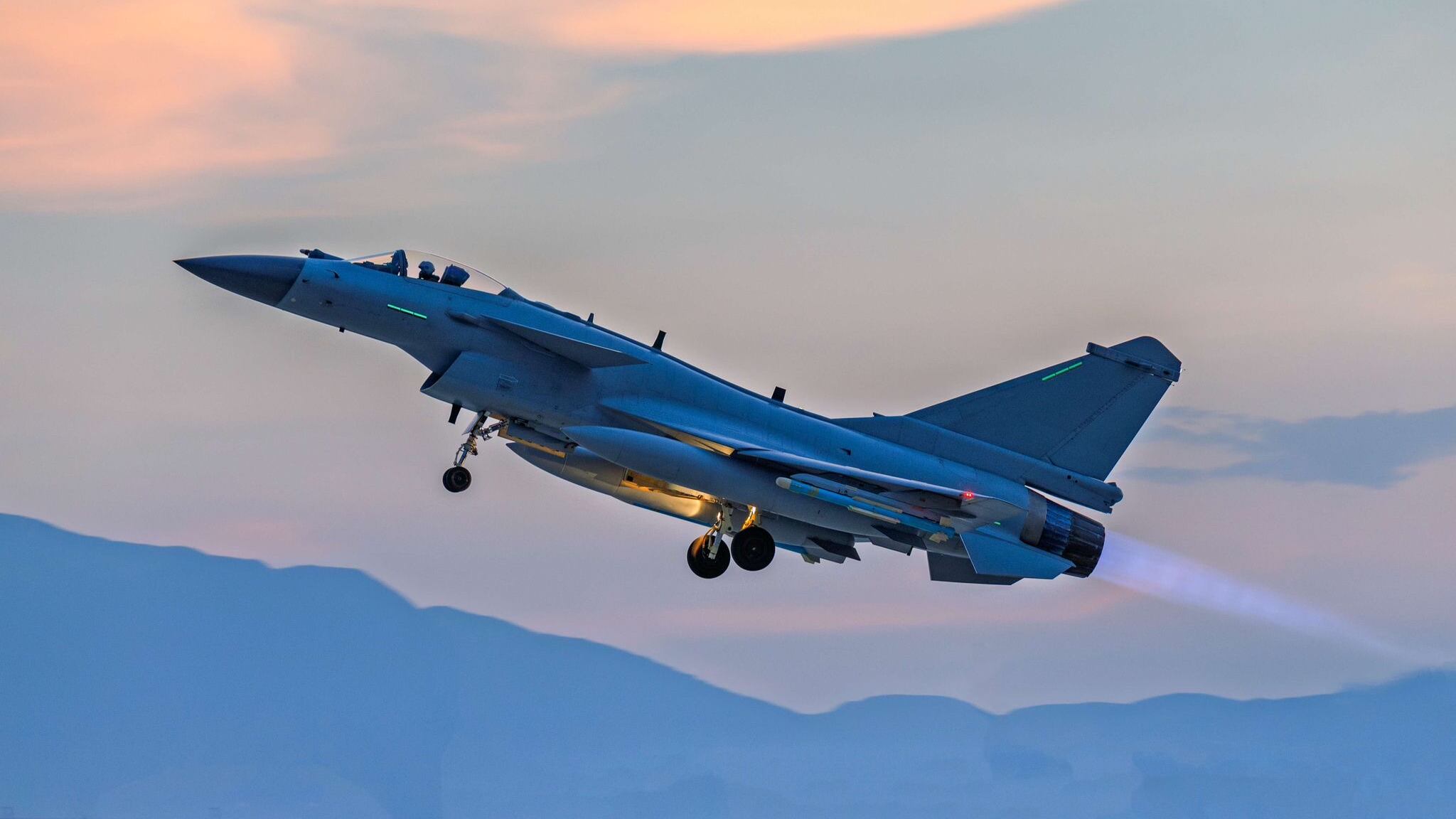 “Hanno sconfitto gli Eurofighter”: la strana simulazione cinese con i caccia J-10