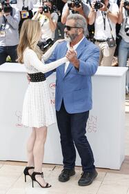 Cannes, Mel Gibson si concede un ballo sul red carpet 6