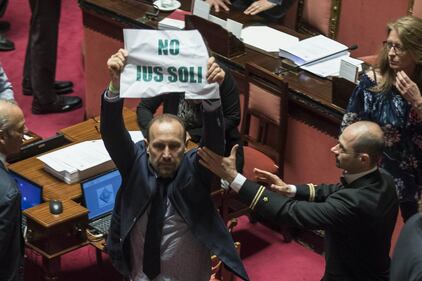 Ius soli, la Lega occupa i banchi del governo: è bagarre 2