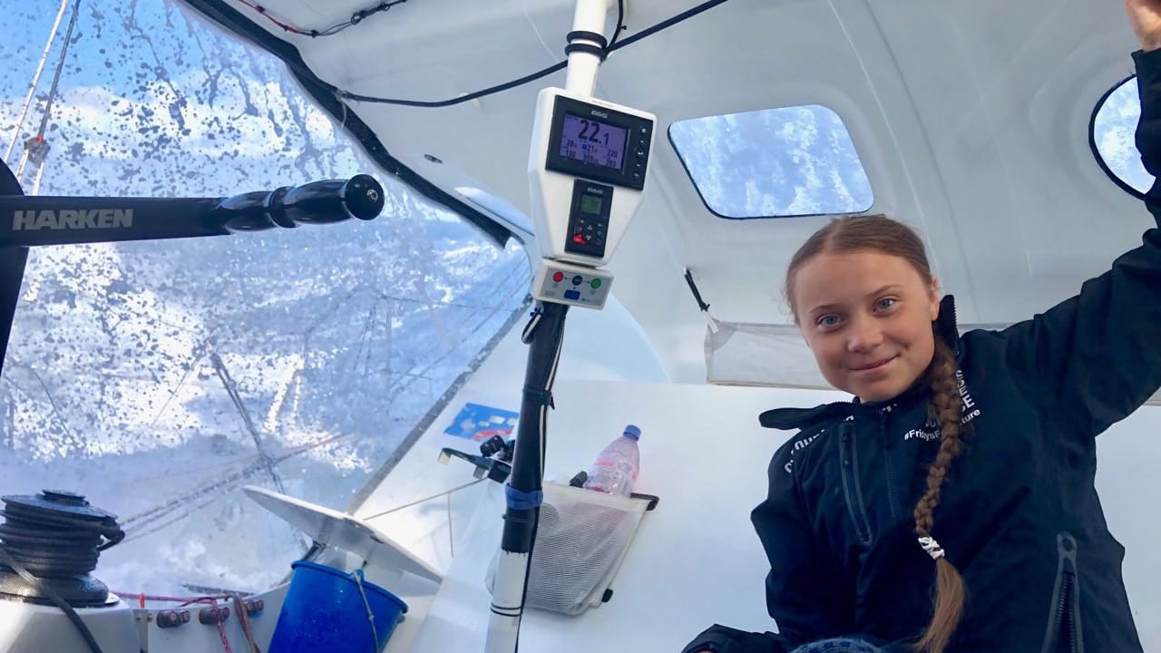 Greta fa il viaggio "ecologista", ma una bottiglietta la incastra