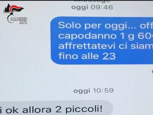 "Offerta di capodanno". Nella piazza dello spaccio alla periferia romana