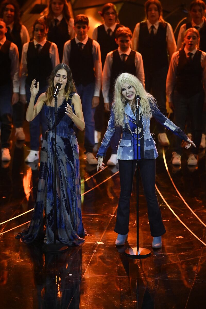 Sanremo 2024: ecco il look della quarta serata del Festival di Clara 7