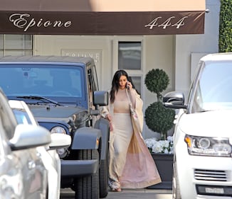 Le sorelle Kardashian a Los Angeles: chi è più sexy tra Kim e Khloe? 19