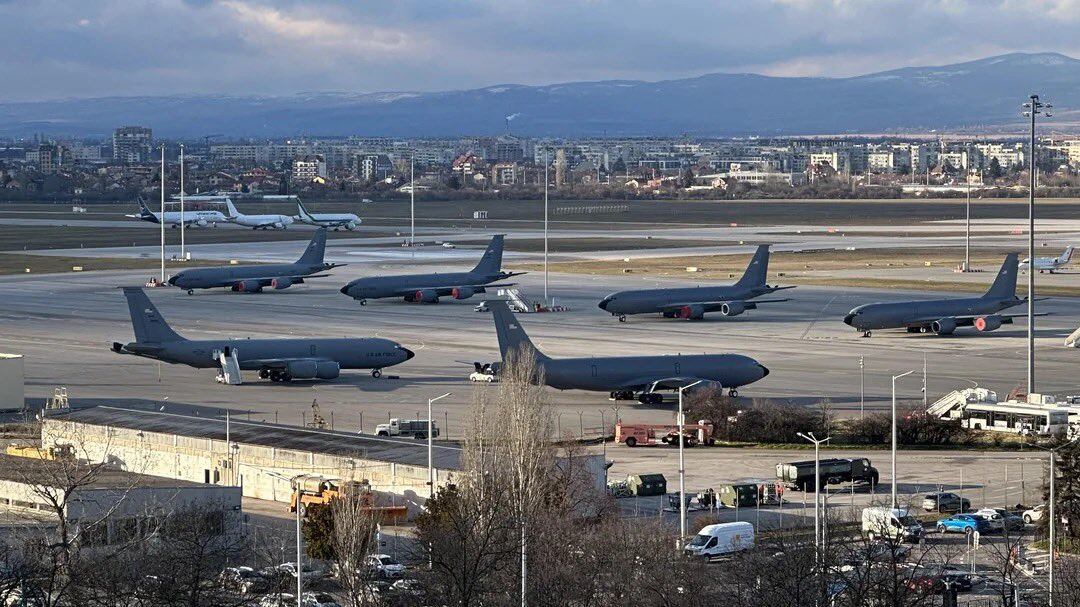Voli cancellati e aerei Usa in manovra: lo scalo Ue possibile avamposto per l'attacco all'Iran
