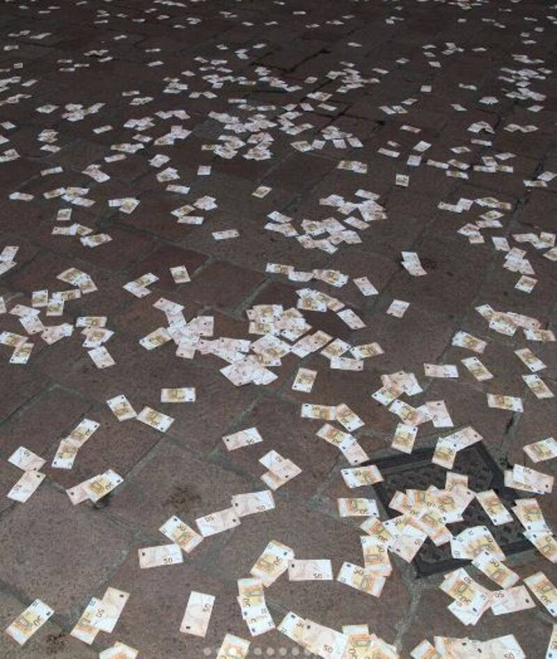 Pioggia di banconote (false) su piazza Affari a Milano 5