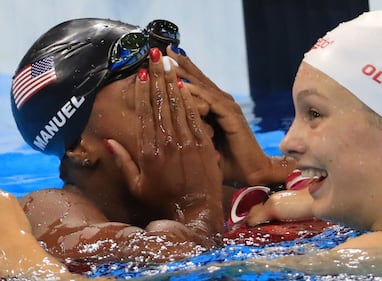 Simone Manuel fa la storia: prima afroamericana a vincere l'oro nel nuoto. Le lacrime di gioia 26