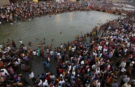 I colori della festa indiana del Kumbh Mela 2