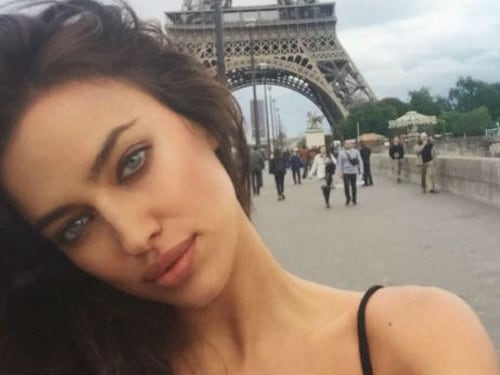 Irina Shayk, più sicura e sexy accanto a Bradley Cooper