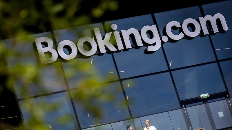 L’Ue apre un’indagine su Booking per truffe online, phishing e annunci sponsorizzati