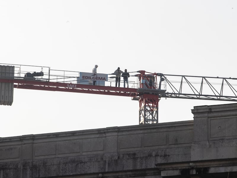 Milano, operaio sale per protesta su una gru: era senza stipendio da mesi