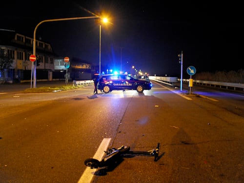 Tragedia a Milano, auto investe due ragazzi in monopattino: morto un 19enne