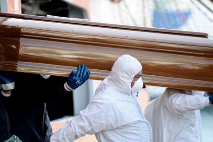 Migranti, le salme portate al porto di Palermo 10