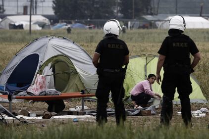 Gli immigrati lasciano il campo profughi di Idomeni 4