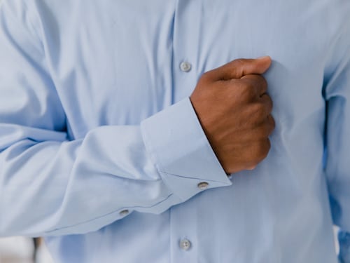 Cancro al seno maschile. Sintomi, prevenzioni e cure della malattia