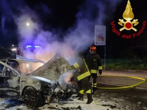 Tragedia in Friuli, ragazzo muore carbonizzato nella sua auto dopo un incidente