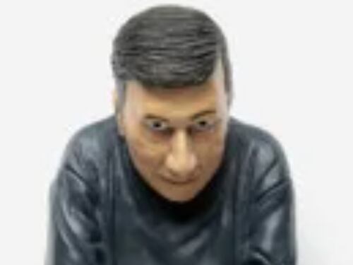 Tutti a caccia delle statuette di Cattelan