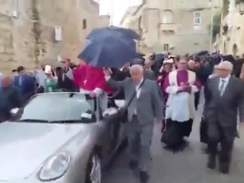 Malta, neo arcivescovo sfila su Porsche trainata da bambini