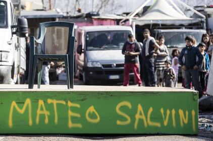 Salvini fra le baracche dei rom: "Da incivili vivere in un campo" 5