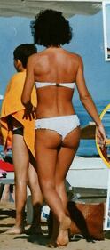 Agnese Renzi a Rimini: tintarella sul lettino e beach volley in bikini 4