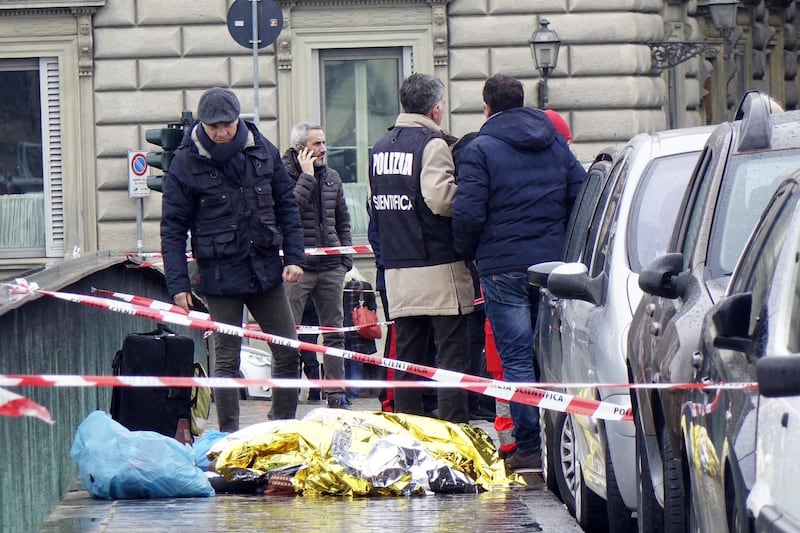 Firenze, il corpo dell'ambulante sul ponte a Firenze 7