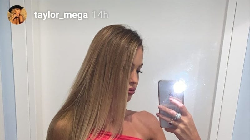 Taylor Mega si spoglia su Instagram: "Più che bella e dannata, bella e rifatta"