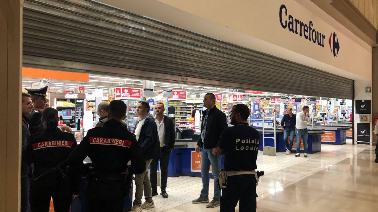 Assago, uomo accoltella 5 persone. Un morto e quattro feriti