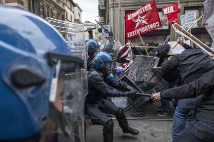 Torino, scontri tra antagonisti e polizia 5
