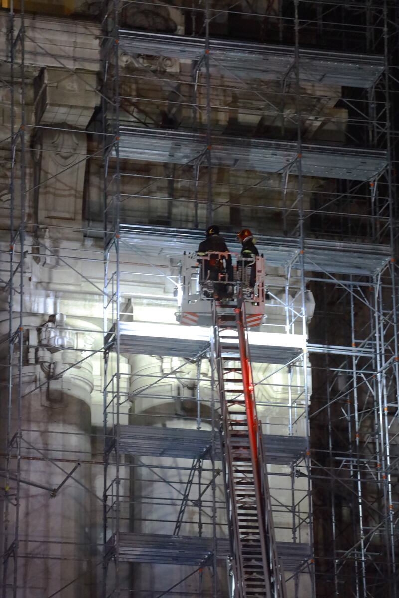 Milano, un uomo si arrampica sulla facciata della stazione Centrale 15