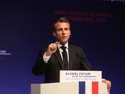 Macron sprona l'Unione europea: "Diventiamo potenza nucleare"