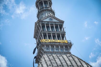 Extinction Rebellion occupa la Mole Antonelliana: le immagini da Torino 5