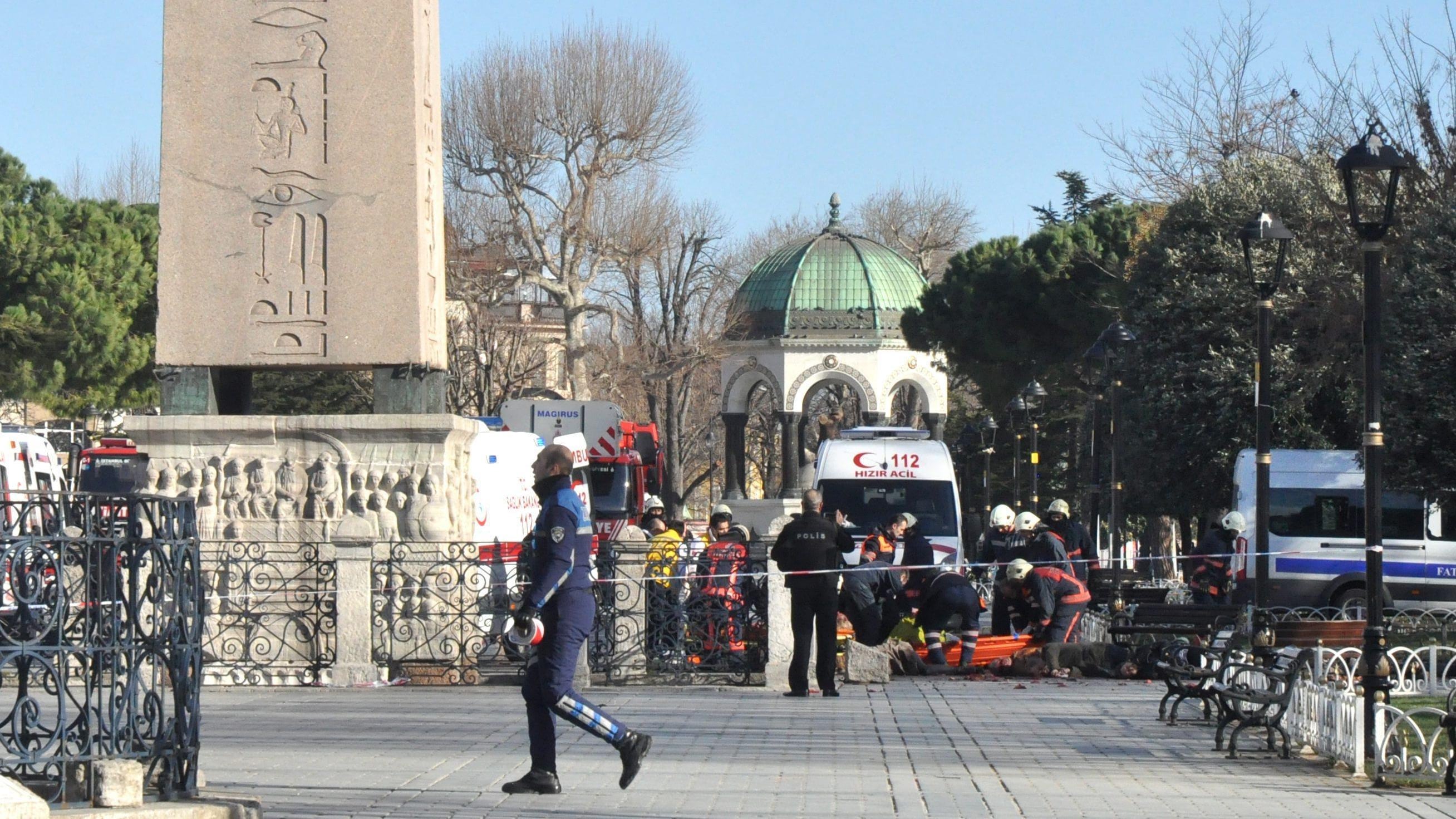 Istanbul, kamikaze dell'Isis si fa saltare in aria: 10 morti