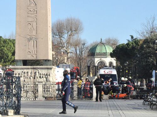 Istanbul, kamikaze dell'Isis si fa saltare in aria: 10 morti