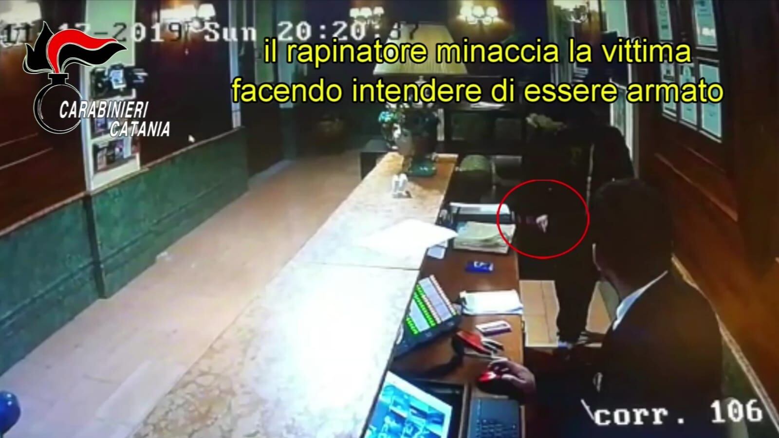 Entra in hotel e minaccia l'impiegato, arrestato rapinatore seriale