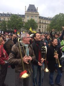 Parigi, la sinistra radicale in piazza per il primo corteo anti-Macron 9