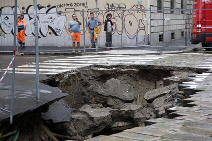 Maltempo a Milano: voragine da 12 metri in centro 7