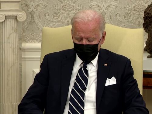 Il "pisolino" durante l'incontro con Bennett: polemiche su Biden