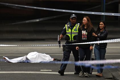 Terrore a Melbourne: fa esplodere l'auto e accoltella i passanti 2