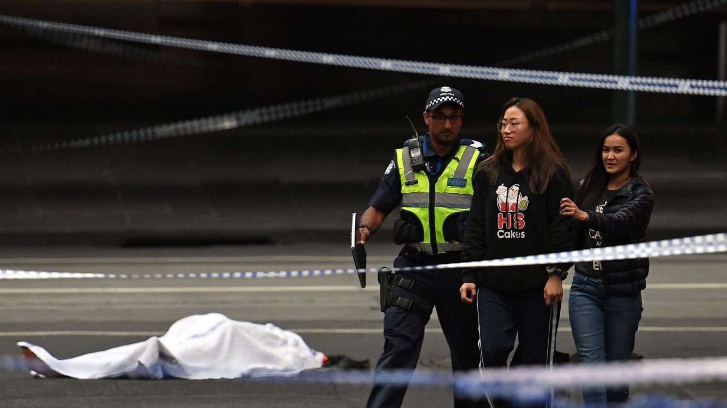Il "soldato" dell'Isis a Melbourne. Accoltellati i passanti: un morto