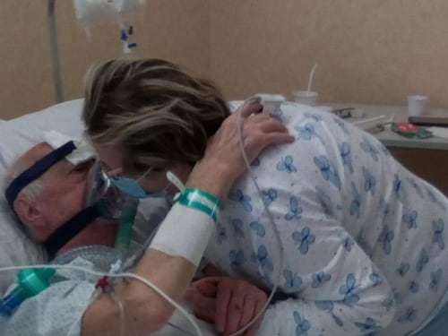 Coniugi lontani, il bacio che commuove