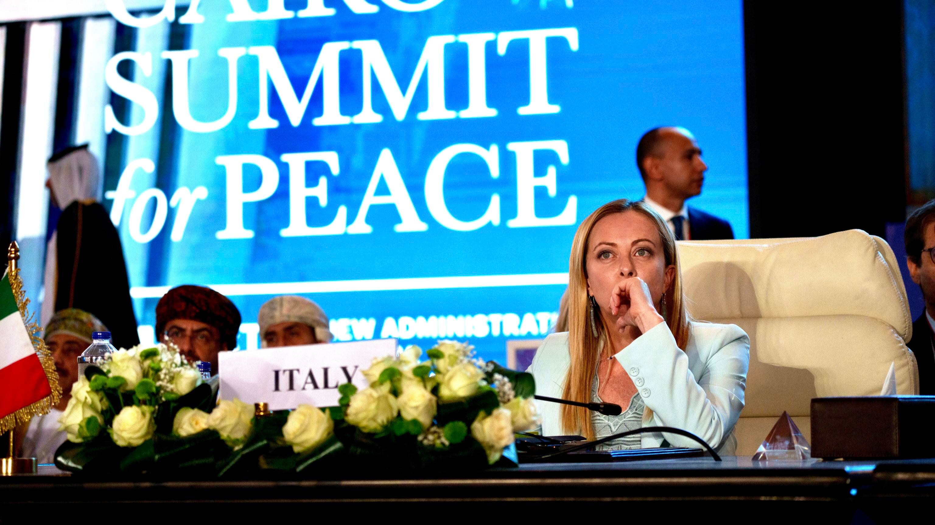 "Siamo tutti bersagli, condannare Hamas senza ambiguità". Meloni al summit di pace al Cairo