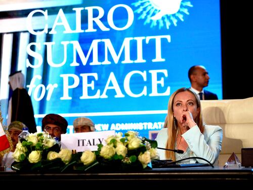 "Siamo tutti bersagli, condannare Hamas senza ambiguità". Meloni al summit di pace al Cairo