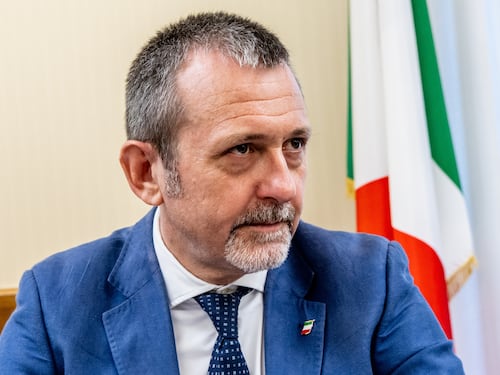 “Usò il caso Cospito a fini politici”. La strana sentenza su Delmastro