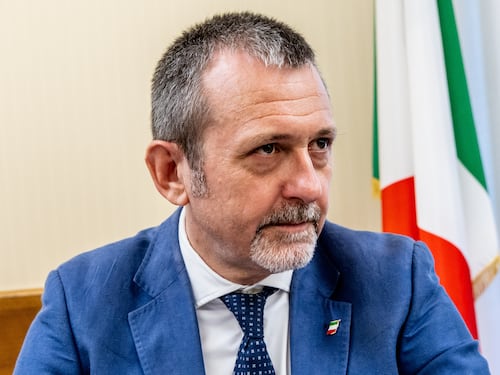 La Camera ferma i pm sulle chat di Delmastro. Ma Pd e 5s tifano gogna