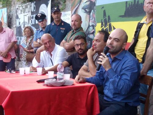La lode di Saviano per Riace il "modello" pieno di ombre
