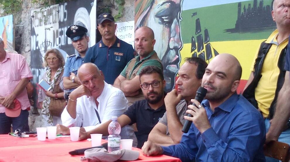 Saviano: "A Riace gestione sana". E il "modello" finisce in manette