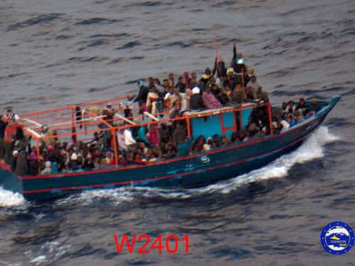 Malta vuole rifilarci i migranti: abbandona un barcone verso l'Italia