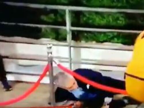 Mourinho inciampa e cade a terra: il video diventa virale sui social