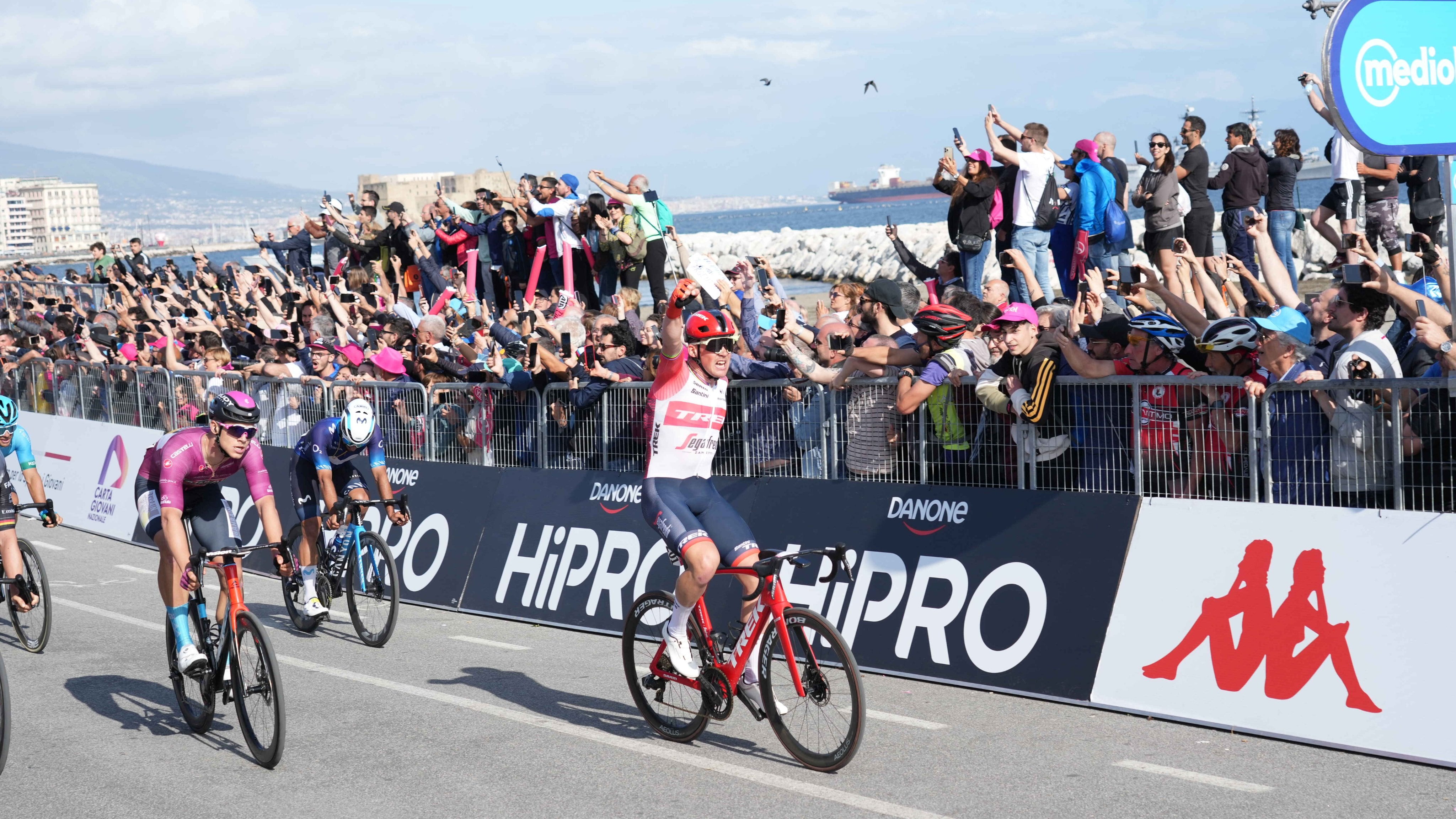 Giro, la fuga ripresa sul traguardo. A Napoli trionfa in volata Pedersen