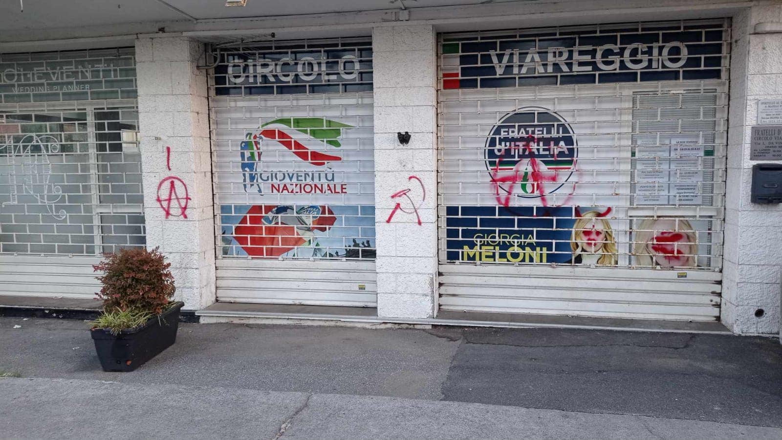 Viareggio, assalto alla sede di FdI: c'è la firma di anarchici e comunisti